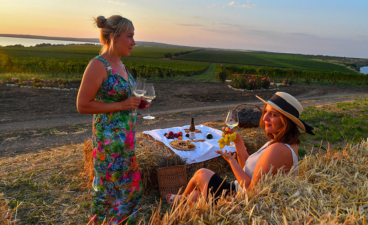 Degustacija vin v vinogradih Južne vinske družbe v vasi Višesteblijevskaja.