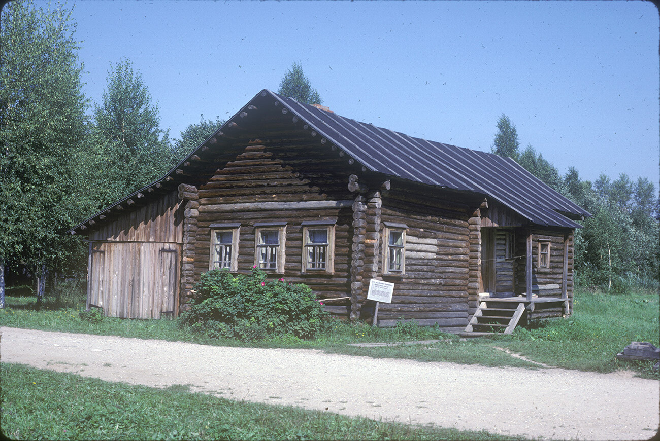 Kostroma Old Quarter. Chalygina house (under restoration), from Bolshoe Andreikovo village (Nerekhta District). August 22, 1988