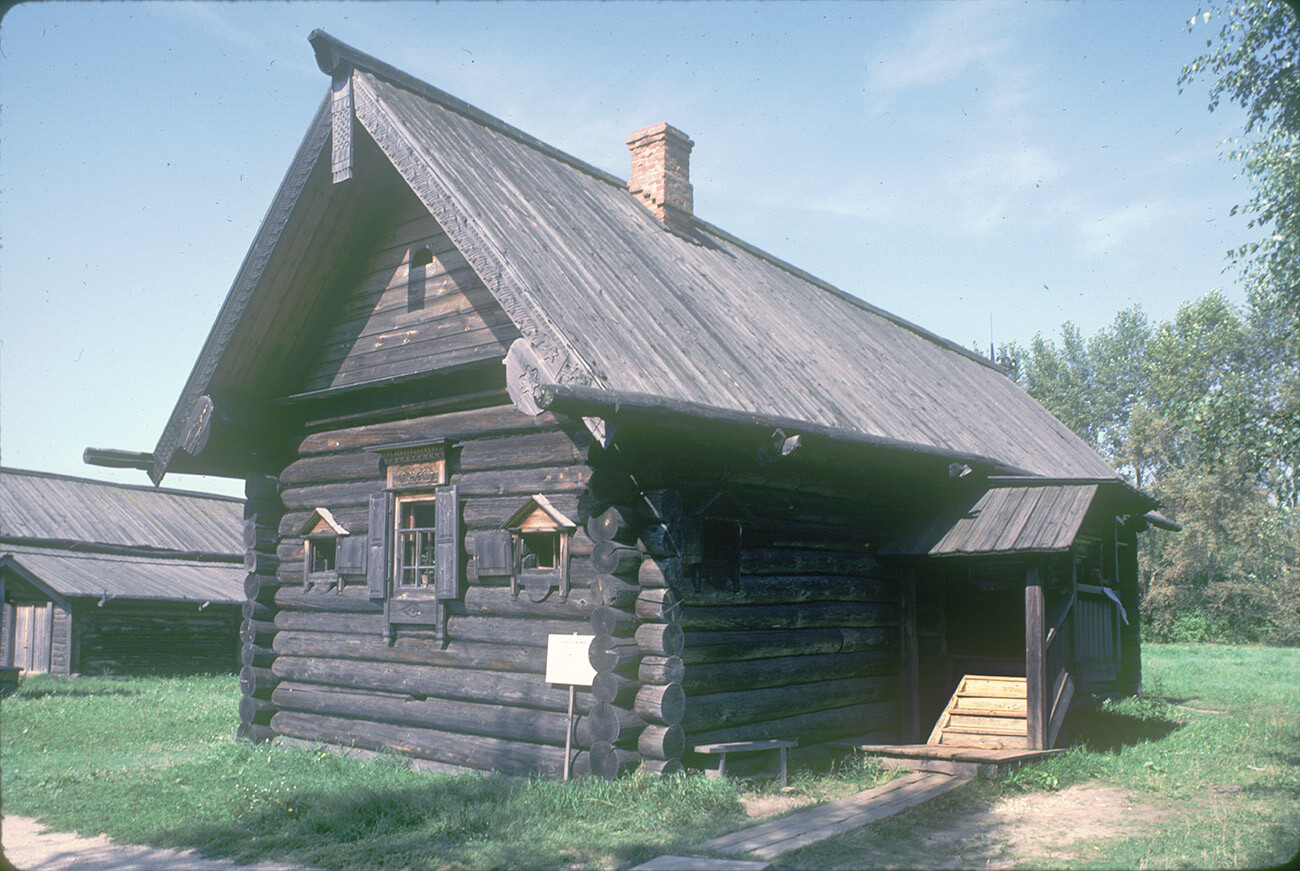 Kostroma Old Quarter. Lokhovaia house, from Vashkino village (Chkalov District). August 22, 1988