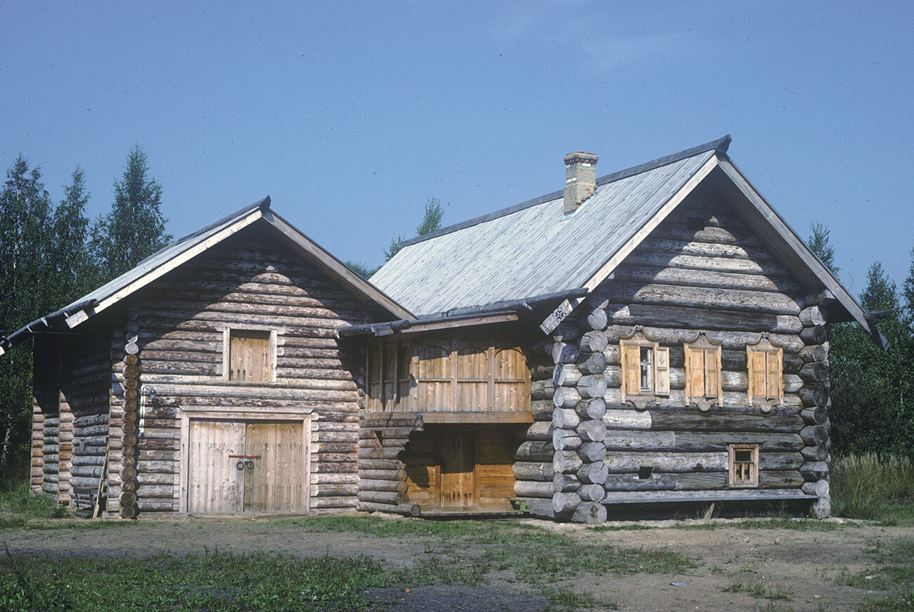Kostroma Old Quarter. Skobelkin house, from Strelnikovo village (Kostroma District).  August 22, 1988