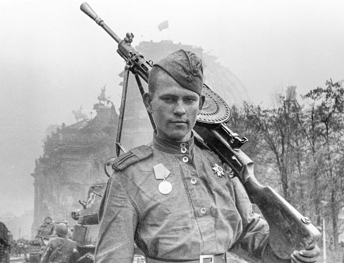 Machine gunner Viktor Levin at the captured Reichstag.