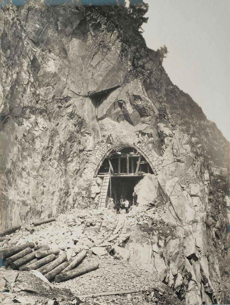Una delle numerosissime gallerie della linea Circum-Bajkal in costruzione. Foto del 1901-1903.