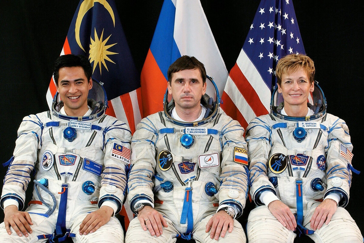 Soyuz-TMA 11. Il russo Jurij Malenchenko (al centro) con l’americana Peggy Whitson e il malese Shekh Muszaphar