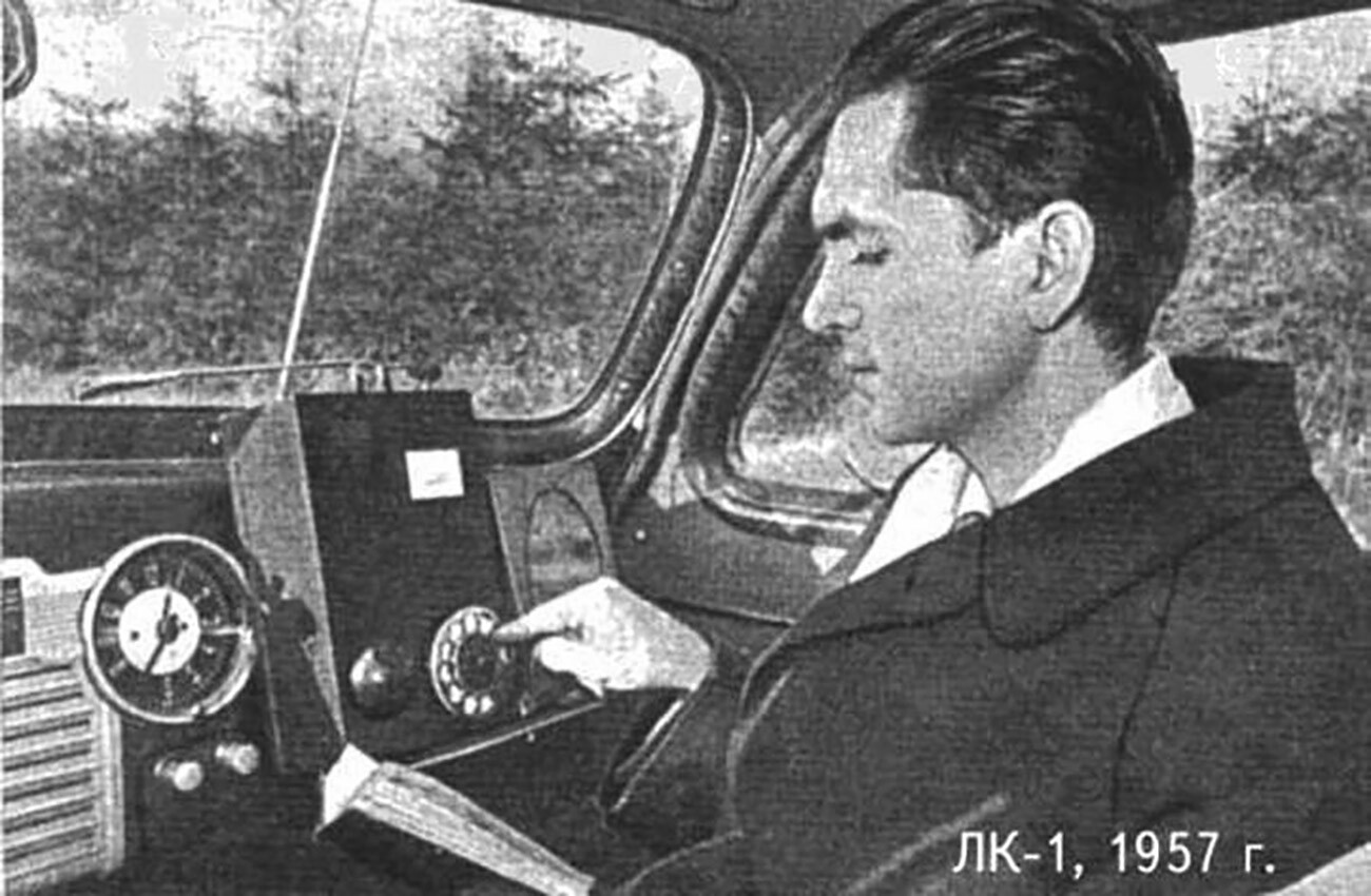 Леонид Купријанович са телефоном ЛК-1 у аутомобилу.. Са десне стране телефона је звучник.