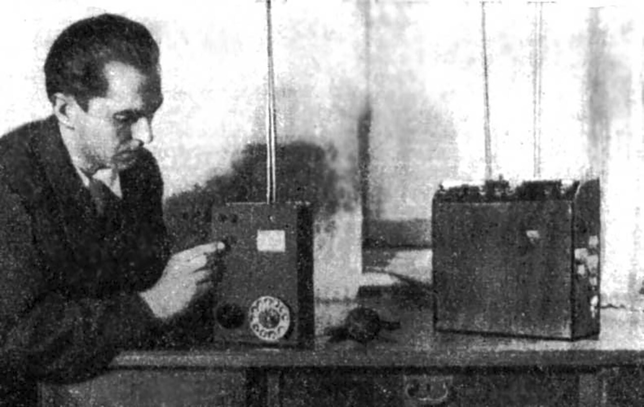 Leonid Kuprijanovič demonstrira mogućnosti mobilnog telefona. 