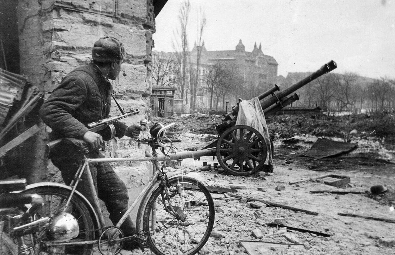 Sowjetische Truppen in Budapest.