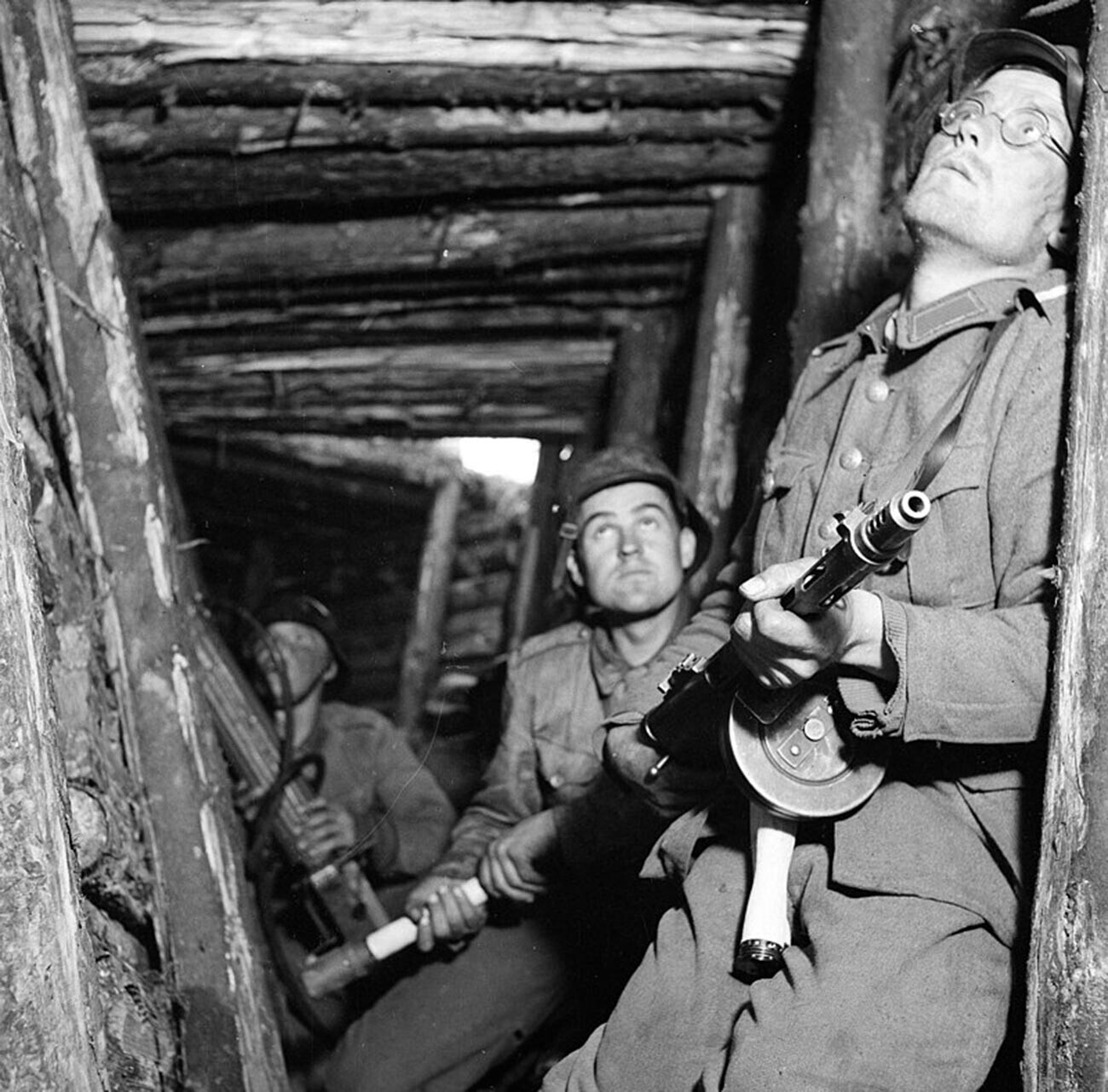 Finnische Soldaten in einem Schutzraum während eines Alarms.