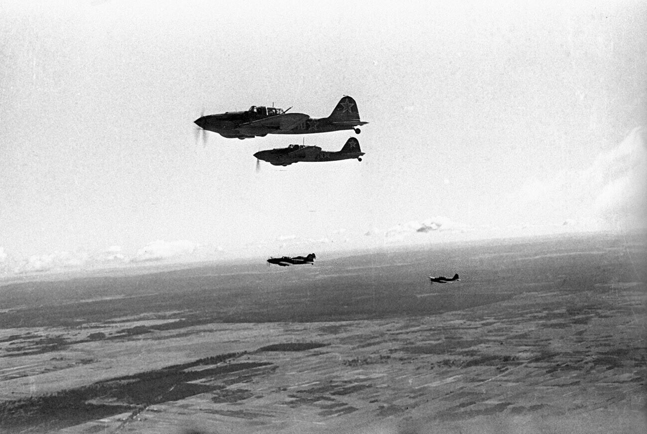 Sowjetische Il-2-Erdkampfflugzeuge während der 