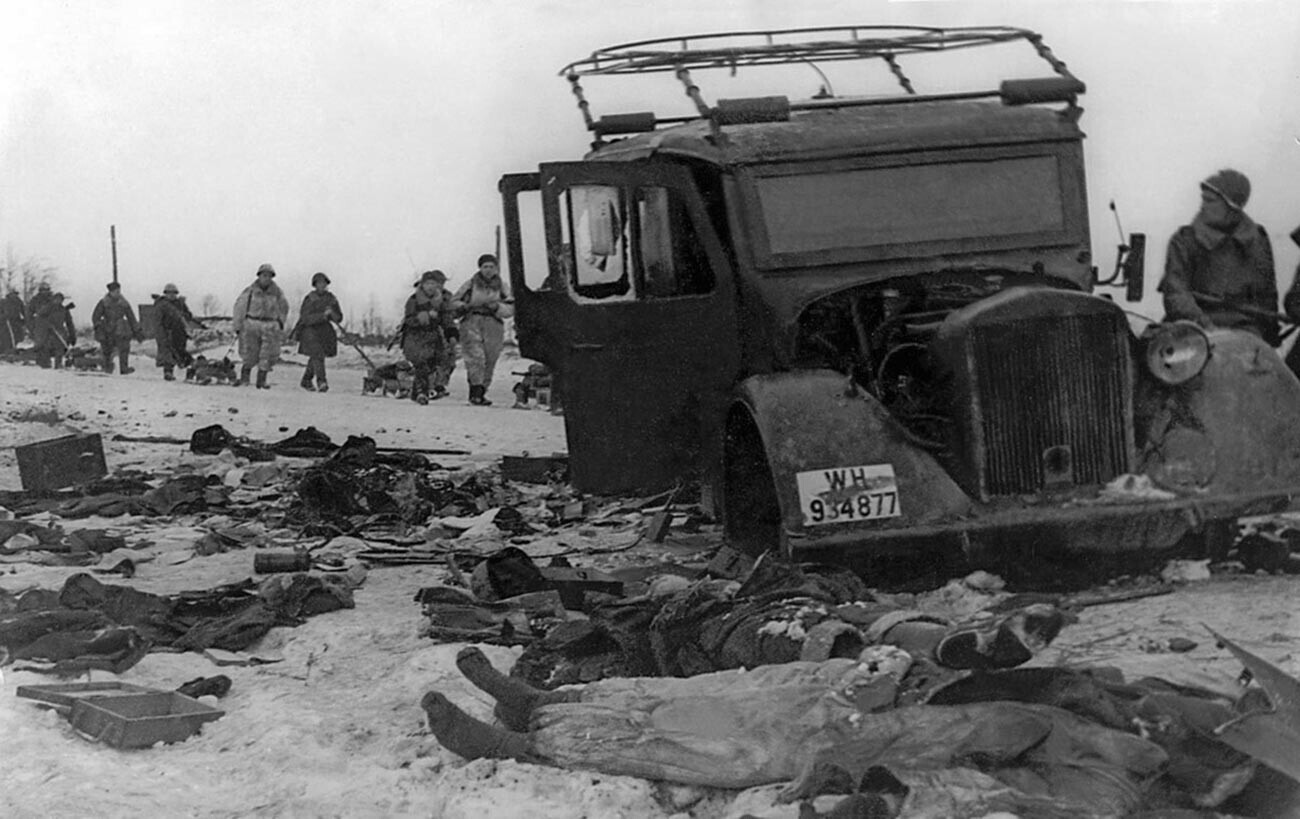 Zerstörtes deutsches Fahrzeug bei Leningrad.