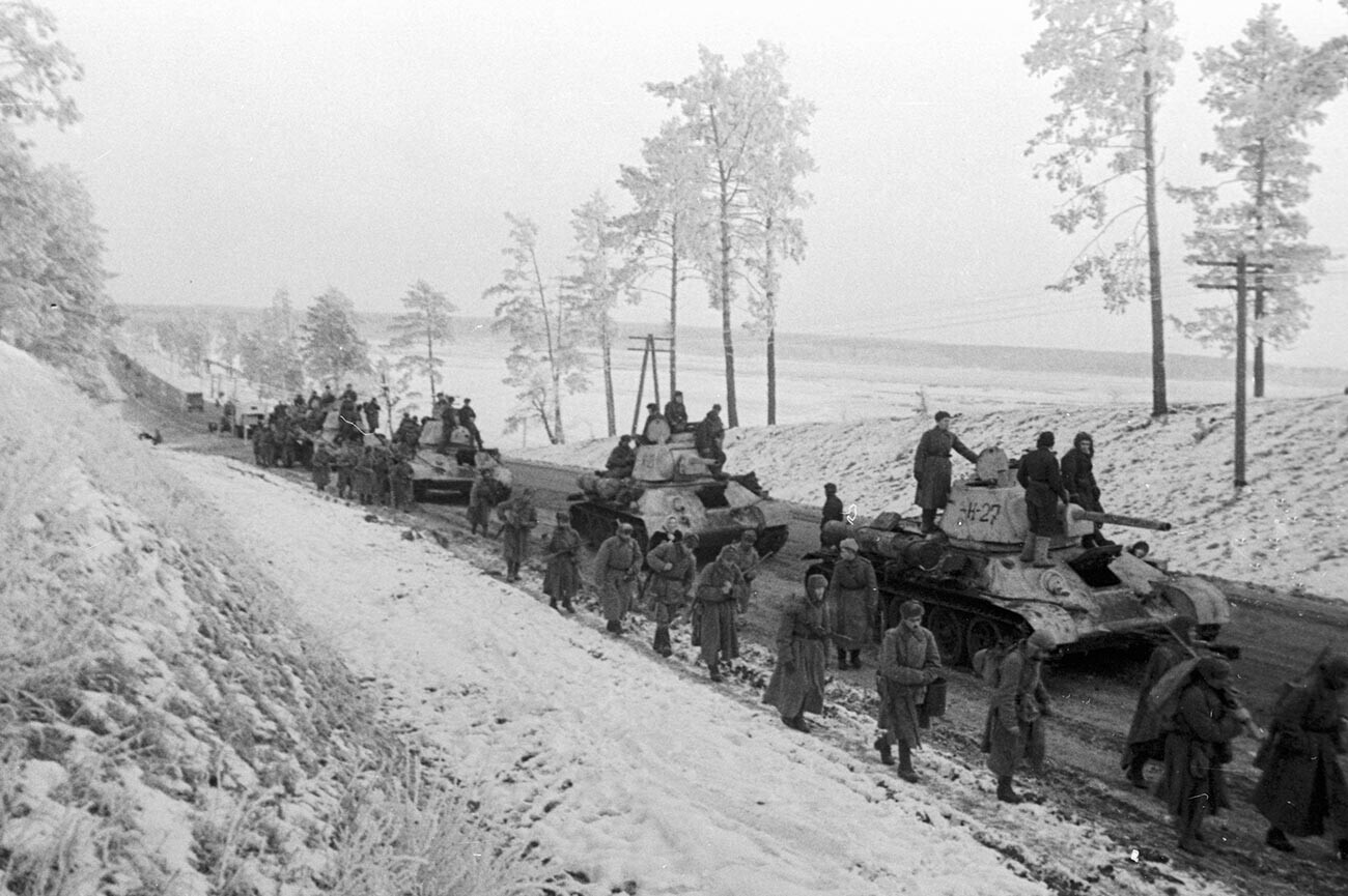 Sowjetische Truppen bei der Verfolgung von Nazis auf ukrainischem Gebiet nach der Befreiung von Kiew.