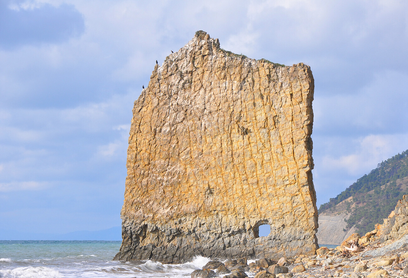 En images: cet étonnant rocher-voile sur la côte de la mer Noire est entouré de légende