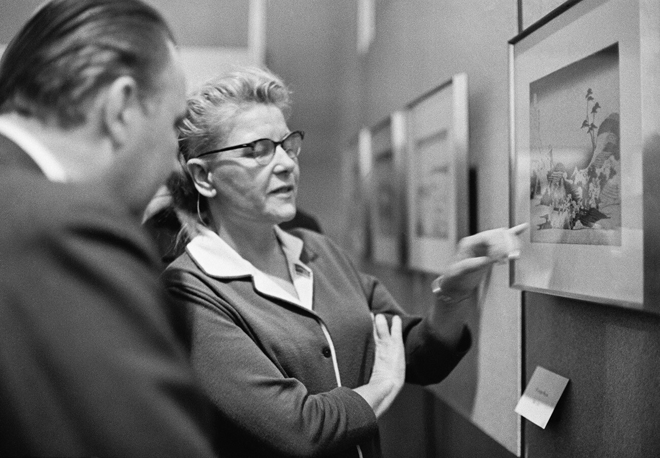 Ekaterina Furtseva (1910-1974) a una mostra d’arte. Fu probabilmente la donna più influente nella politica sovietica e la seconda (dopo Elena Stasova) a essere ammessa nel Politburo del Comitato centrale del Pcus

