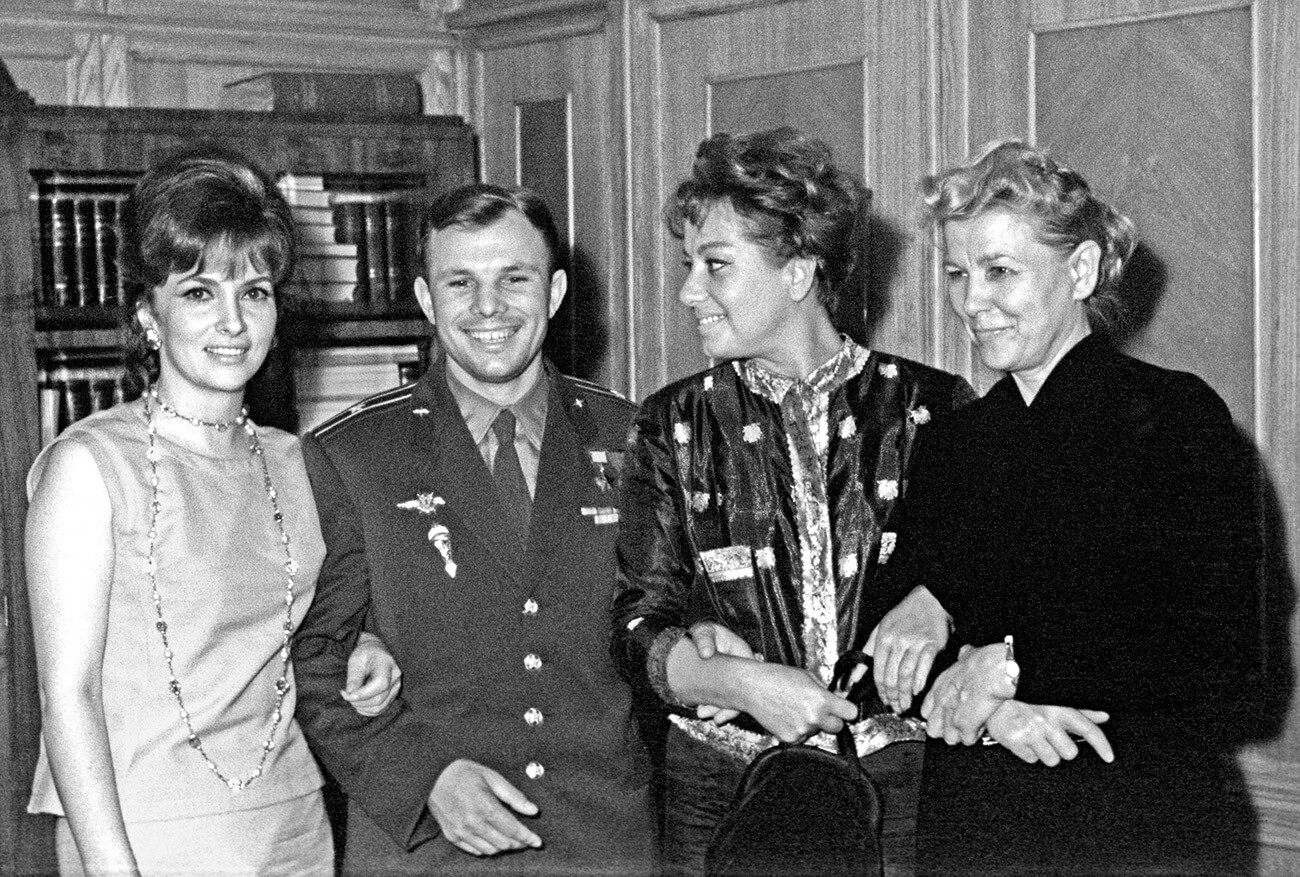 De gauche à droite : l'actrice italienne Gina Lollobrigida, Youri Gagarine, l'actrice Marisa Merlini et la ministre de la Culture de l'URSS Ekaterina Fourtseva lors d'une réception à l'occasion du 2e Festival international du film de Moscou.