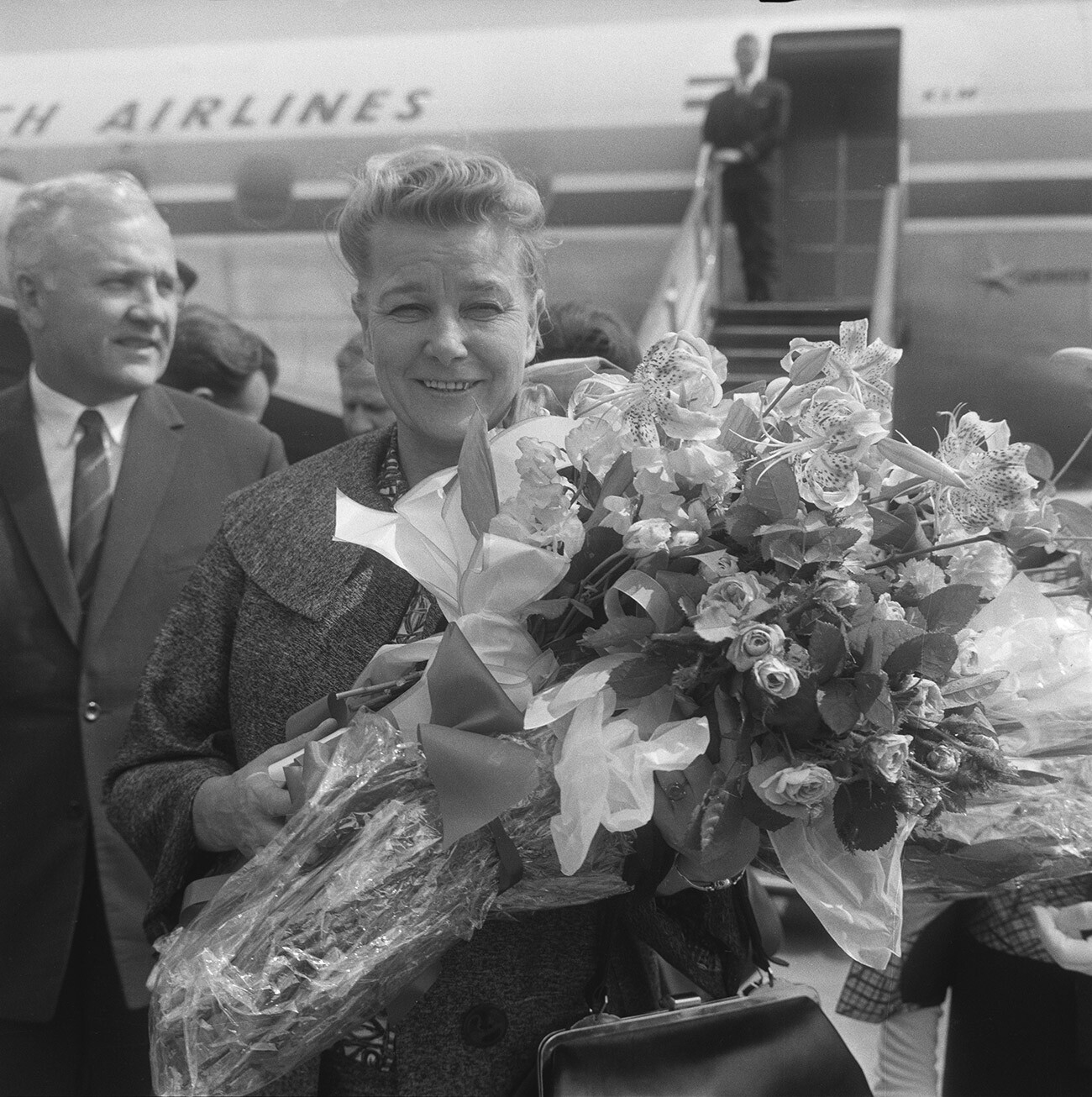 Ekaterina Fourtseva arrive à l'aéroport d'Heathrow, Londres, Royaume-Uni, 1963