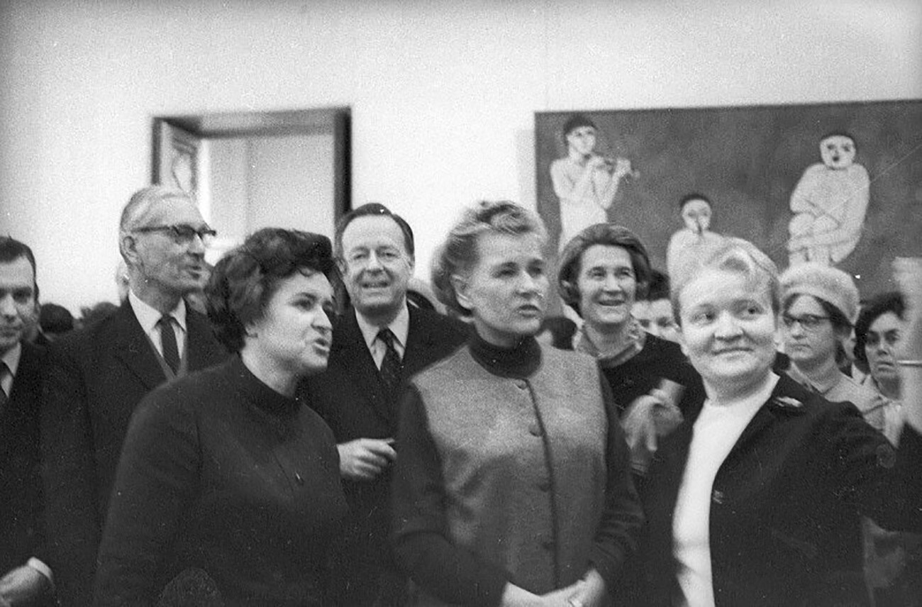 Furtseva (centro) en una exposición de Henri Matisse en el Museo Pushkin