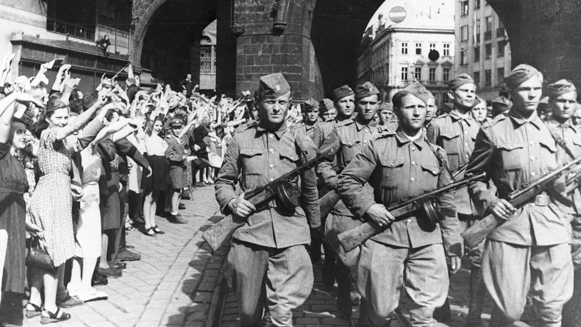 Die Prager grüßen die Soldaten des Tschechoslowakischen Korps, die gemeinsam mit der Sowjetarmee an der Befreiung ihres Landes von den Nazis teilgenommen haben.