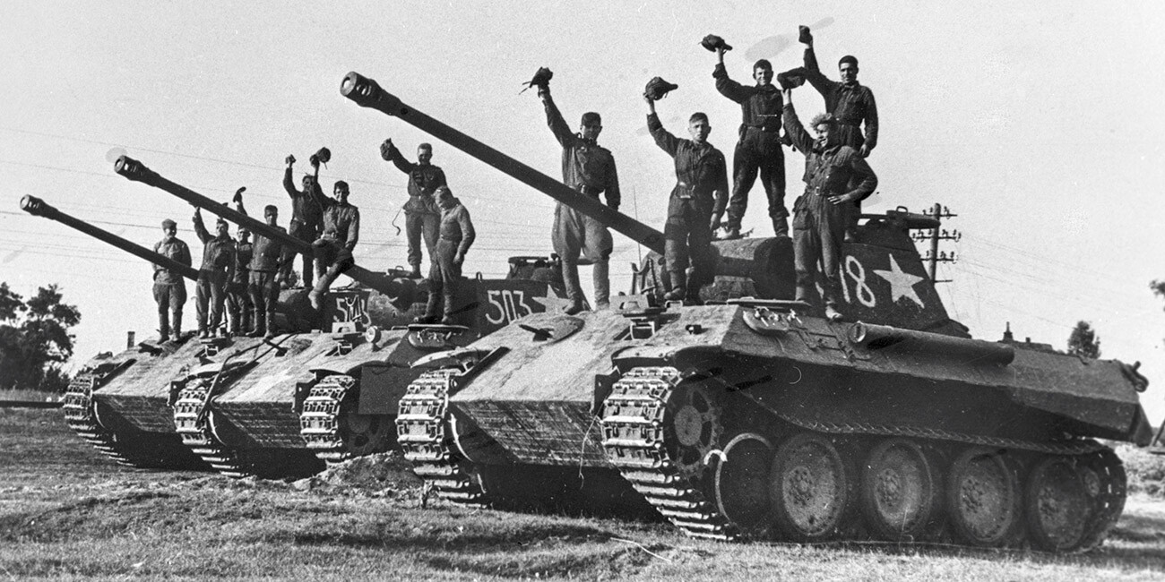 Soldaten der Panzerkompanie von Oberleutnant Sotnikow auf erbeuteten deutschen Panthern bei Prag.