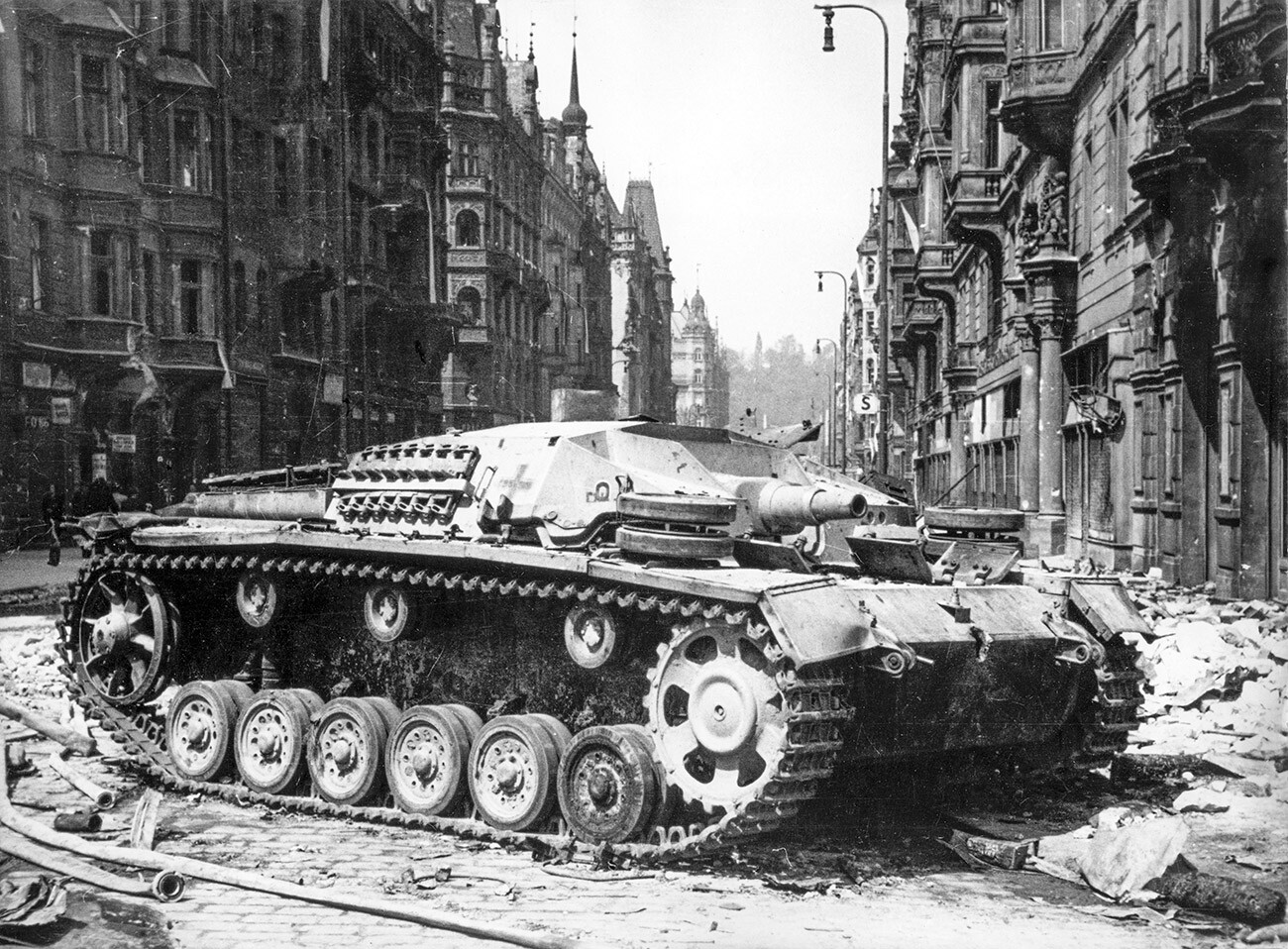 Zerstörter deutscher Panzer in den Straßen von Prag, Tschechoslowakei im Mai 1945