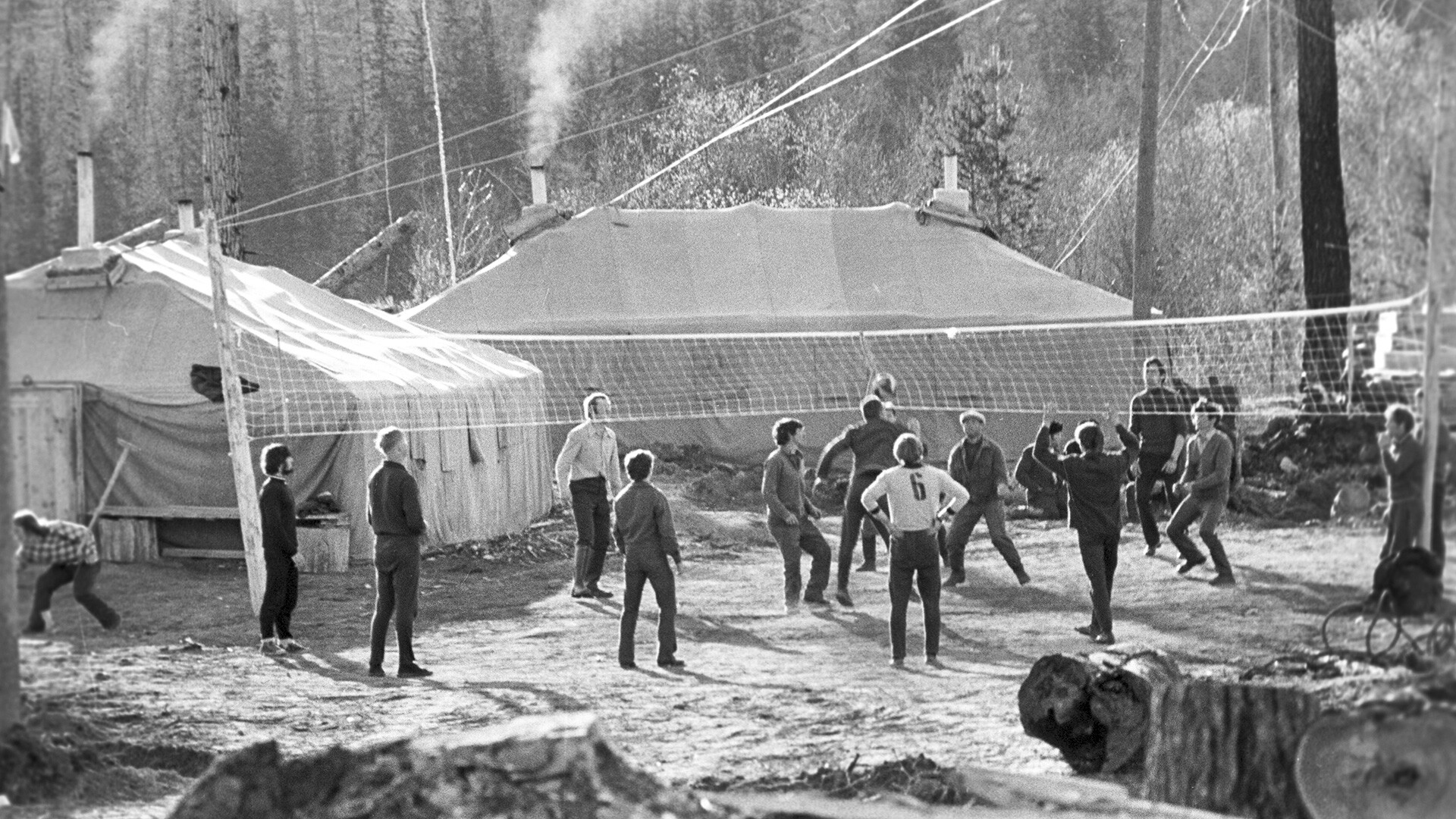 Le premier terrain de volley-ball du village de Zvezdni, où vivaient les constructeurs de la Magistrale Baïkal-Amour, 1974