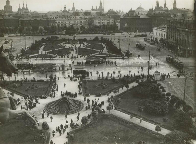 Поглед са Бољшог театра на Театрални трг