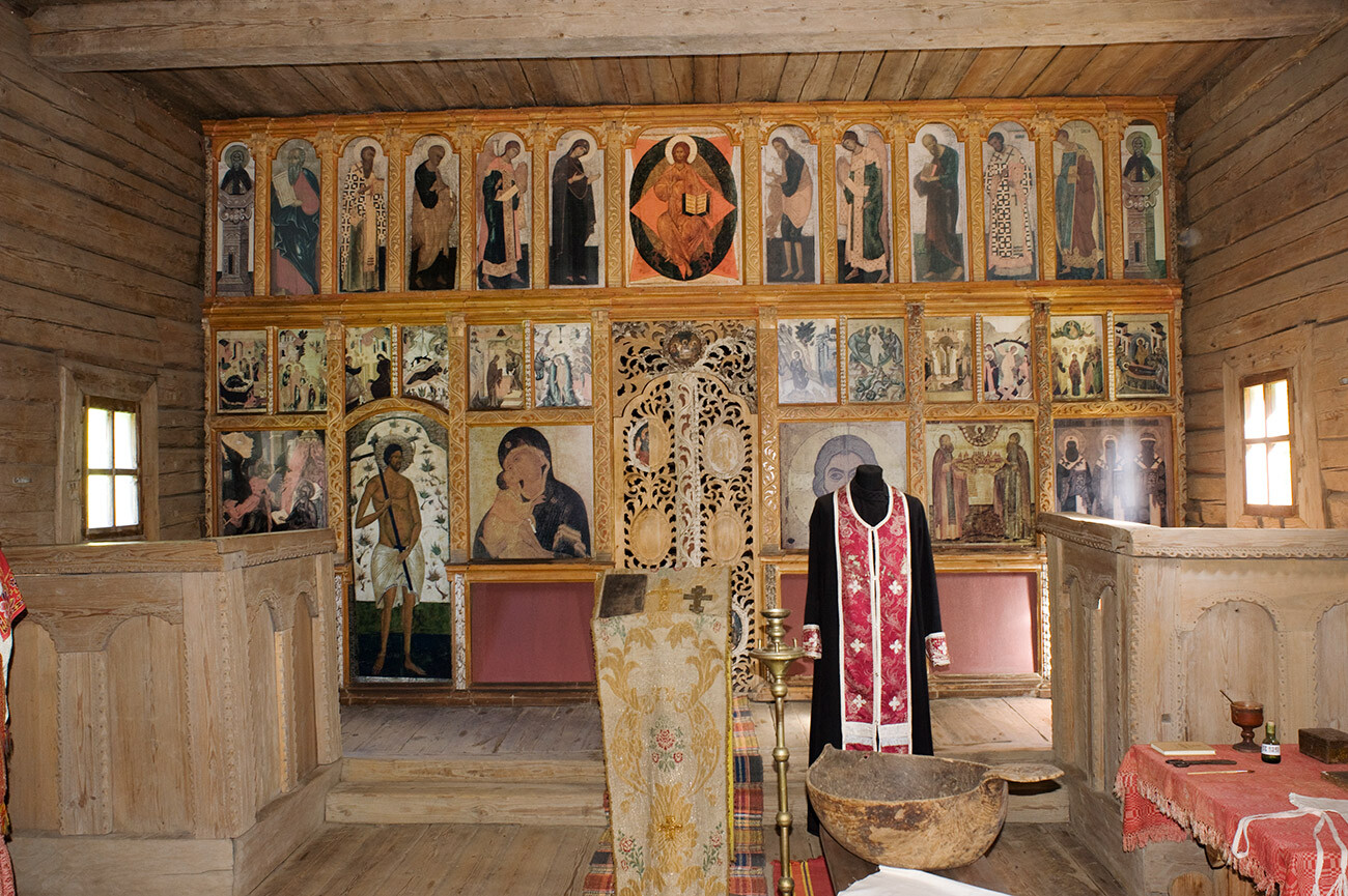 Église du Sauveur-le-Plus-Miséricordieux, originaire du village de Fominskoïé (district de Kostroma). Intérieur, vue vers l’est en direction de l’iconostase. 