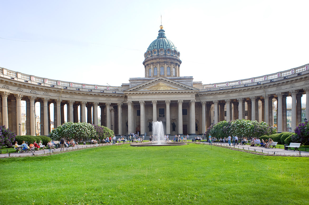 Sankt Peterburg. Katedral Ikon Perawan Kazan. Pemandangan utara di Nevsky Prospekt. 31 Mei 2013