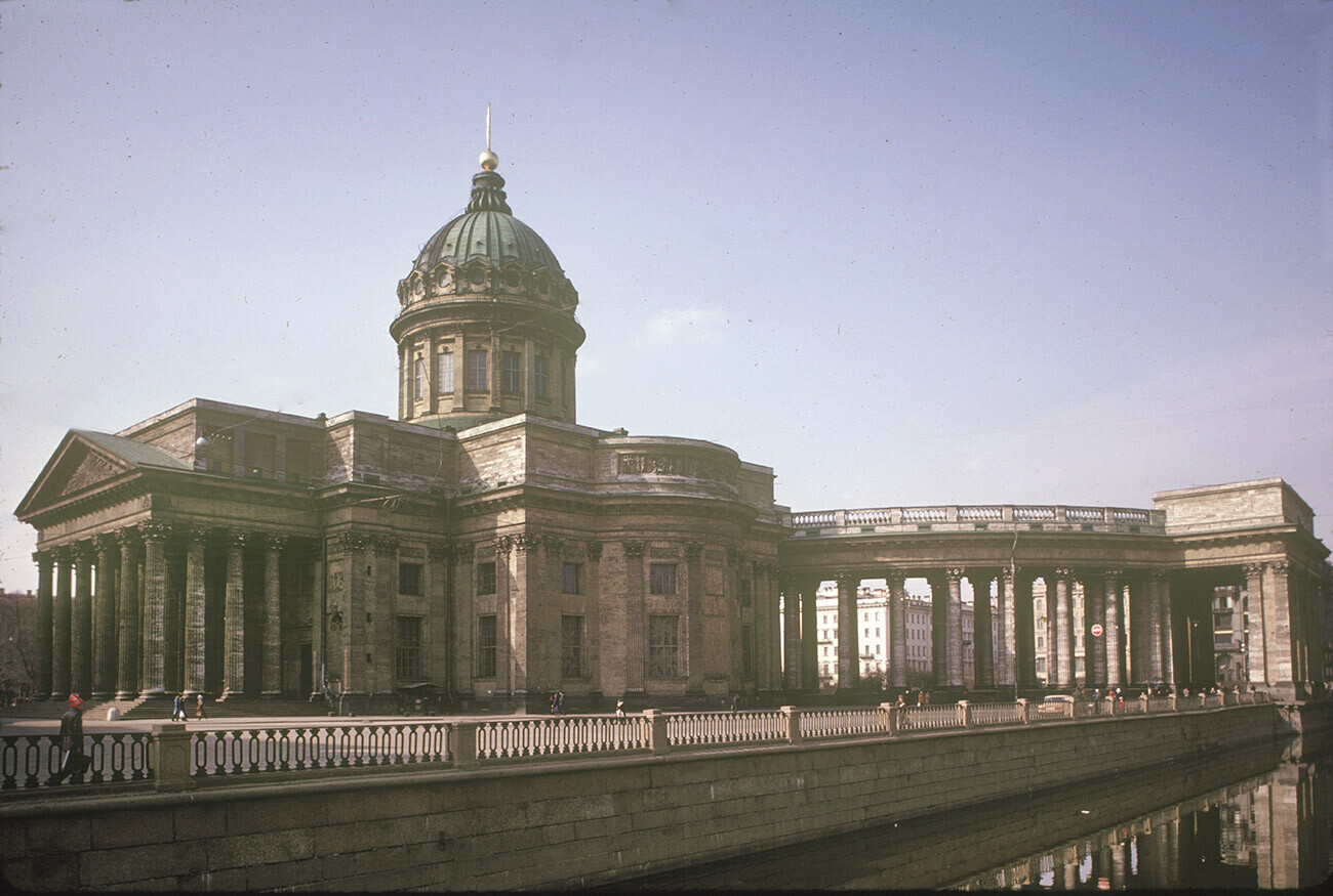 Katedral Ikon Perawan Kazan. Pandangan tenggara melintasi Kanal Griboedov (sebelumnya Ekaterina). 19 April 1984