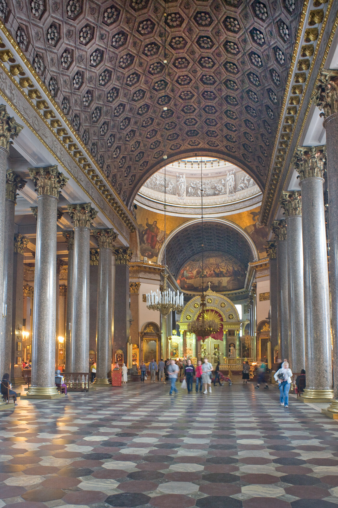 Katedral Ikon Perawan Kazan. Nave, lihat ke timur menuju altar utama. 31 Mei 2013