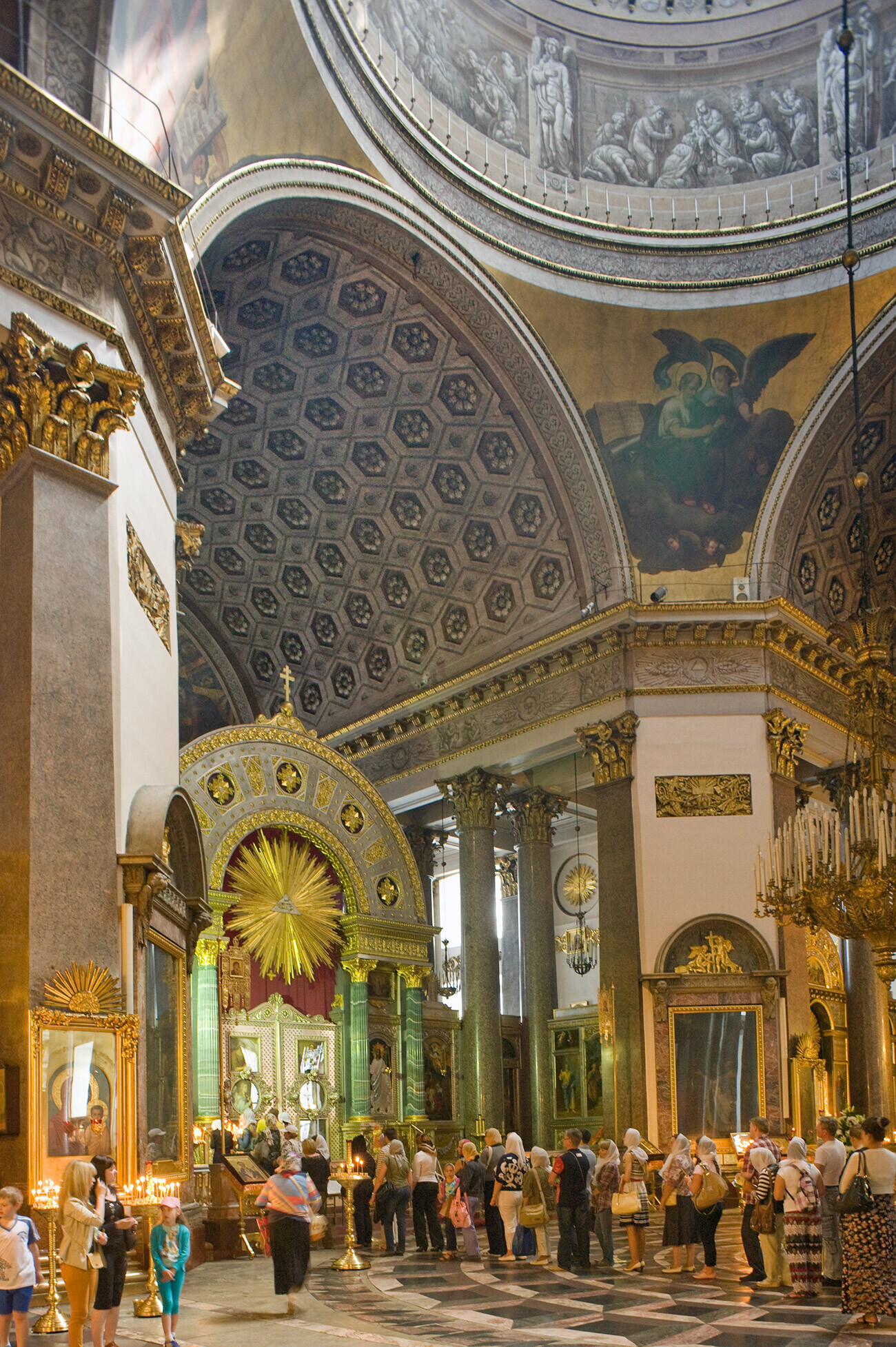 Katedral Ikon Perawan Kazan. Menyeberang di bawah kubah, menghadap tenggara menuju altar utama. Lukisan Penginjil Matius tergantung. 31 Mei 2013