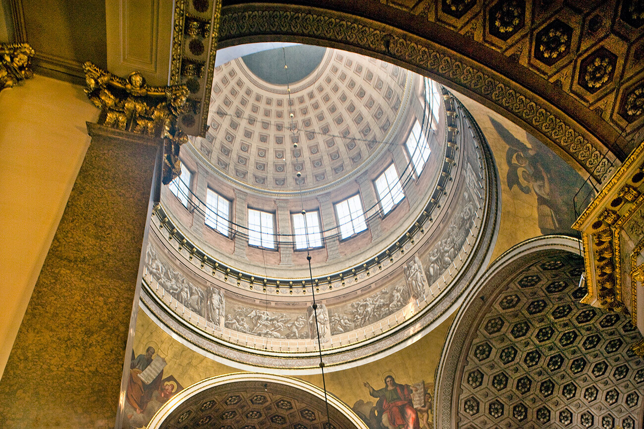 Katedral Ikon Perawan Kazan. Kubah, arah ke utara. Lukisan Penginjil di pendentif: Lukas (kiri), Yohanes, Matius. Dekorasi Grisaille dengan adegan-adegan dari kehidupan Kristus dan Perawan Maria. 31 Mei 2013