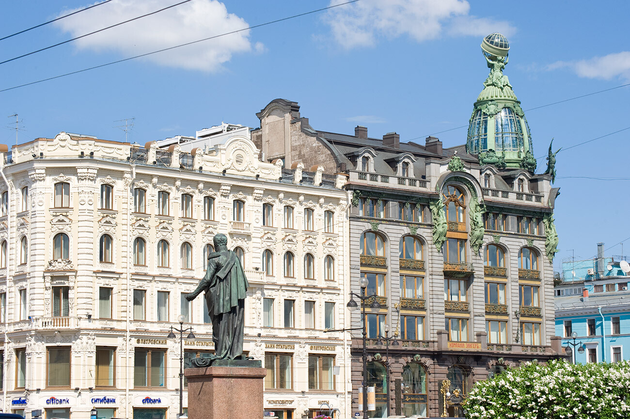 Katedral Ikon Perawan Kazan. Patung Pangeran Michael Barclay de Tolly di Nevsky Prospekt. Latar belakang kanan: Gedung Penyanyi. 31 Mei 2013