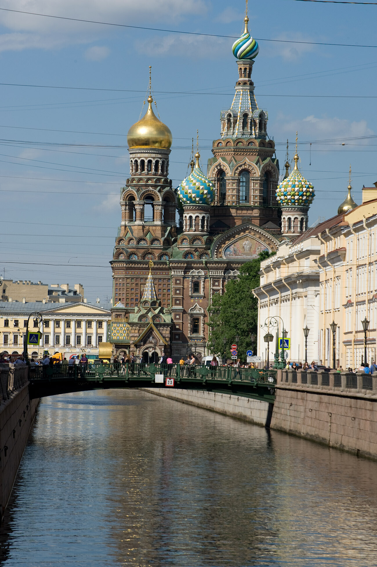 Katedral Kebangkitan Juruselamat di Atas Darah. Pemandangan selatan dari Nevsky Prospekt dengan Kanal Griboedov (sebelumnya Catherine). 31 Mei 2013