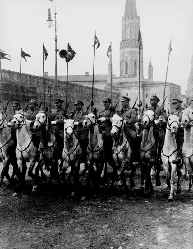 Воена парада на Црвениот плоштад, 1 мај.

