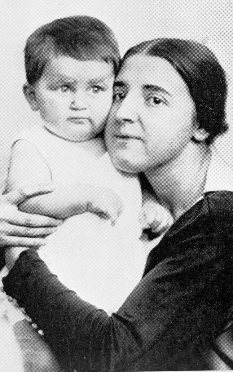 Nadezhda con su hijo Vasili, 1922.