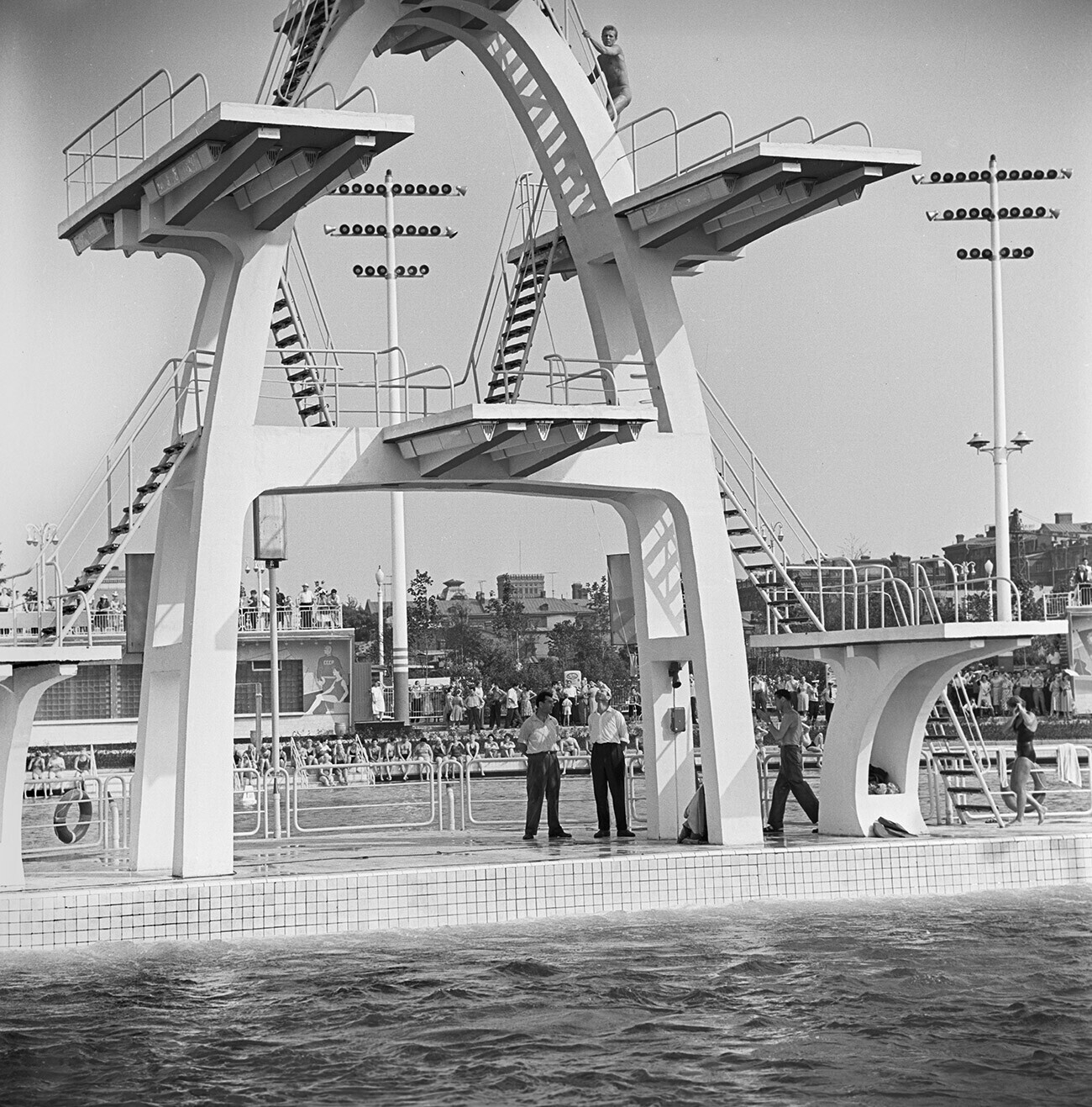 Menara selam 10 meter di kolam renang Moskva.