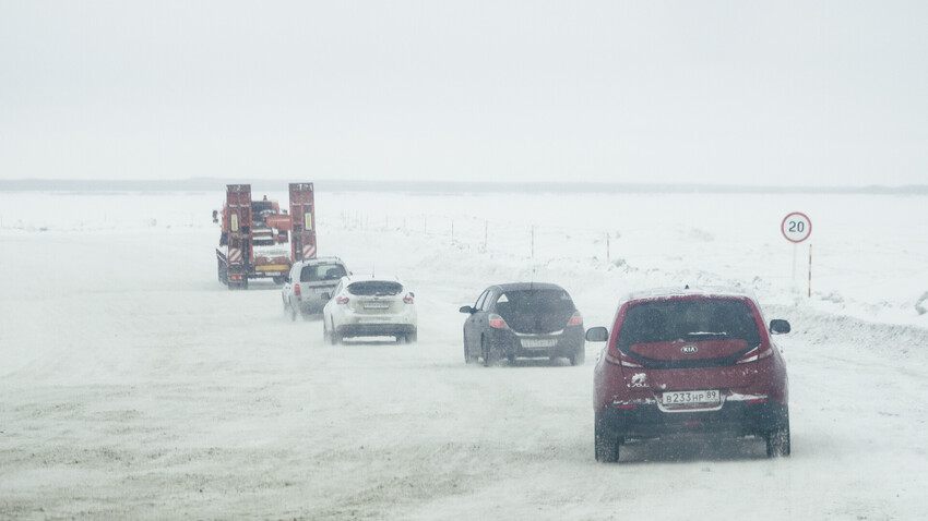 La carretera de hielo entre las ciudades.