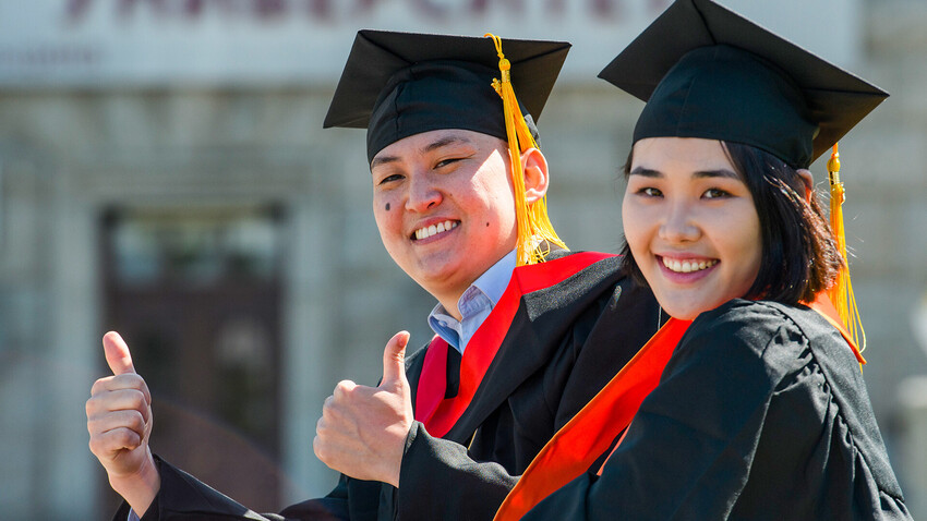 Rusija. Jekaterinburg. 2. julij 2020. Tuji študenti iz Mongolije na Uralski zvezni univerzi v pričakovanju na izročitev diplome ob koncu študija. 