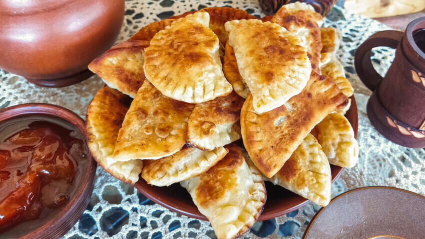 Kue manis yang lezat ini merupakan simbol keramahan dan cinta di wilayah Karelia Rusia — “pai untuk menantu laki-laki”.