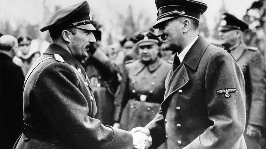 Lo zar bulgaro Boris III durante la visita del 1942 ad Adolf Hitler alla Tana del Lupo (Wolfsschanze), il quartier generale del Führer vicino all'attuale cittadina di Kętrzyn, in Polonia, all’epoca Prussia Orientale