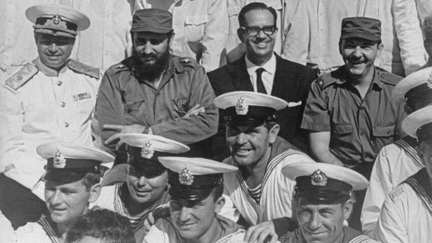 Fidel Castro y los marineros soviéticos de buques de guerra en La Habana. 