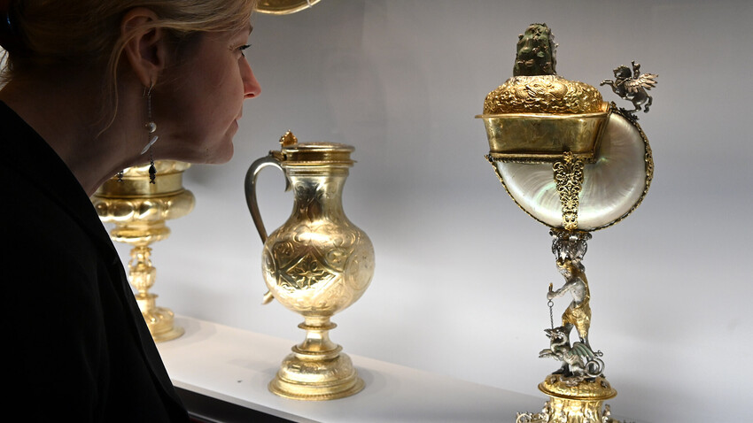 Obiskovalka si ogleduje nautilus pokal na razstavi "Zakladnica danskega kralja Kristjana IV." v orožarni Moskovskega Kremlja. 