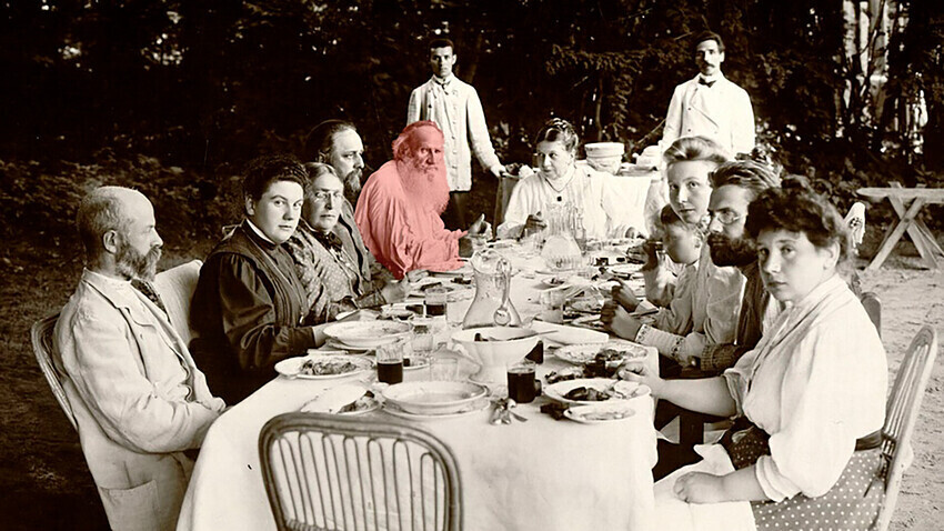 Толстој во кругот на семејството и пријателите, 1908 година.

