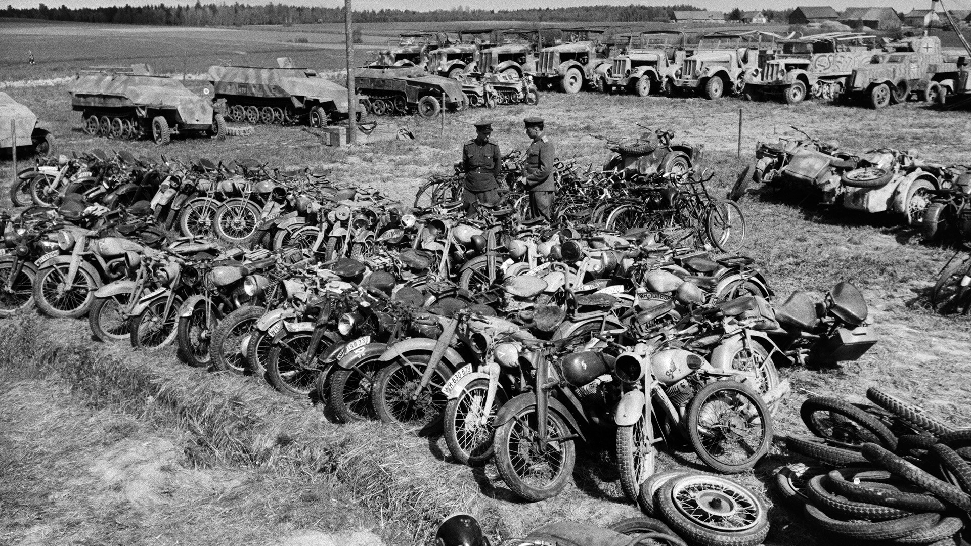 Velika domovinska vojna 1941-1945. Operacija v Kurlandiji (blokada Kurlandske grupacije). Sovjetski častniki pregledujejo nemško opremo po kapitulaciji skupine nemških sil v Kurlandiji.