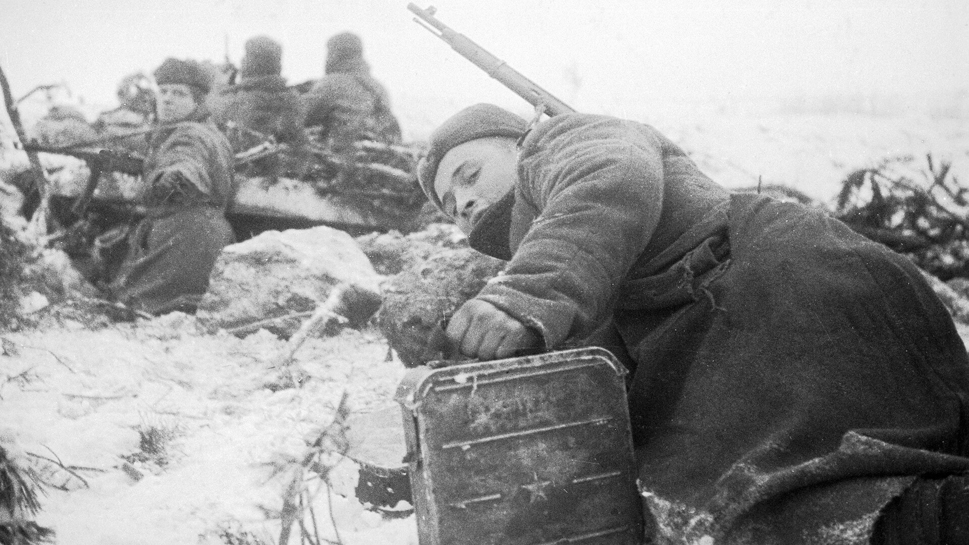 2. baltska fronta. Boj za uničenje skupine sovražnikovih skupin v Kurlandiji. Vojak med bojem dostavlja strelivo na novo strelno mesto strojničarjev, marec 1945.