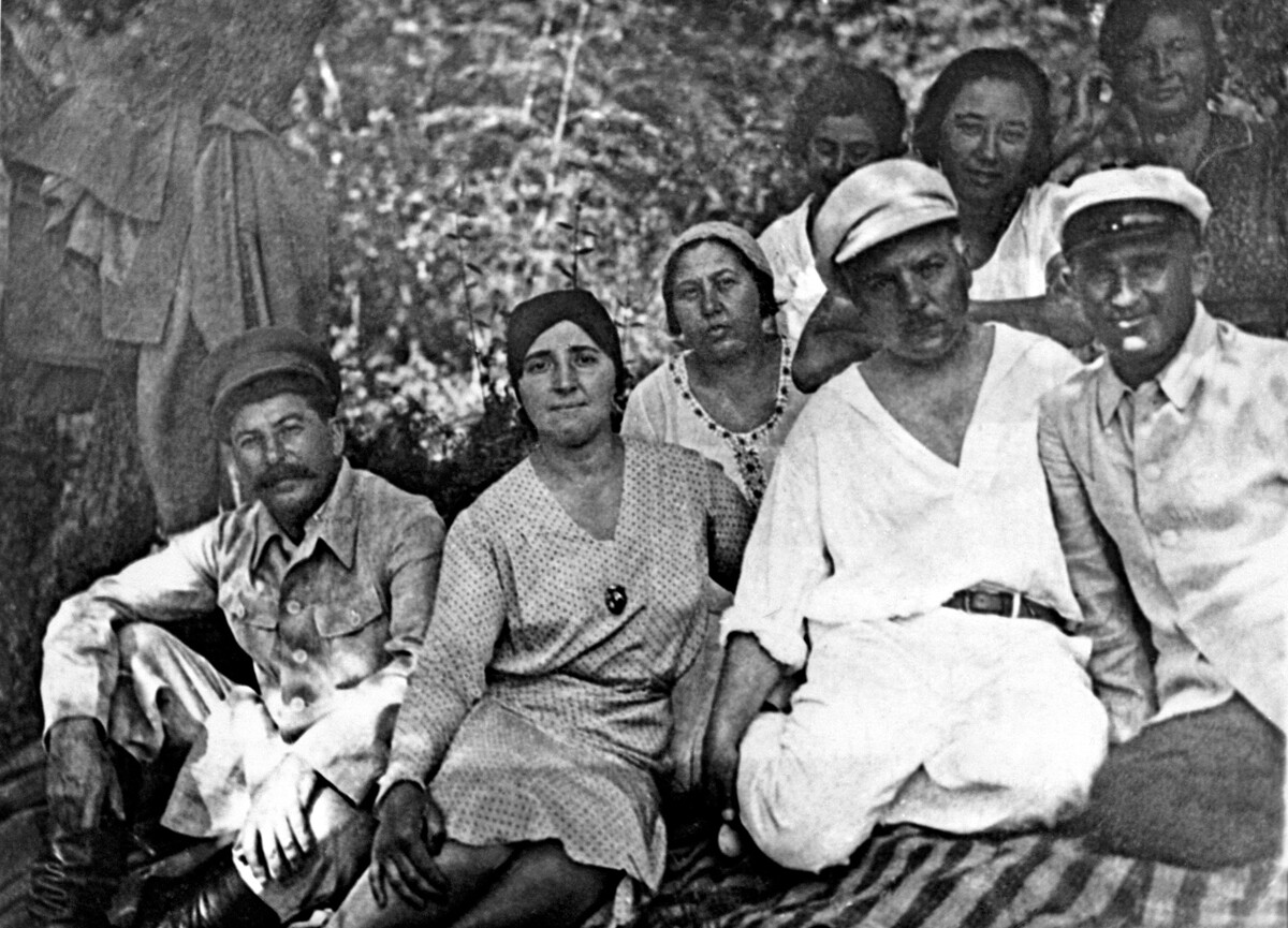 Stálin com a mulher, Nadejda, Ekaterina Vorochílova e o marido (da esq. para dir.) de férias em Sochi, em 1932.