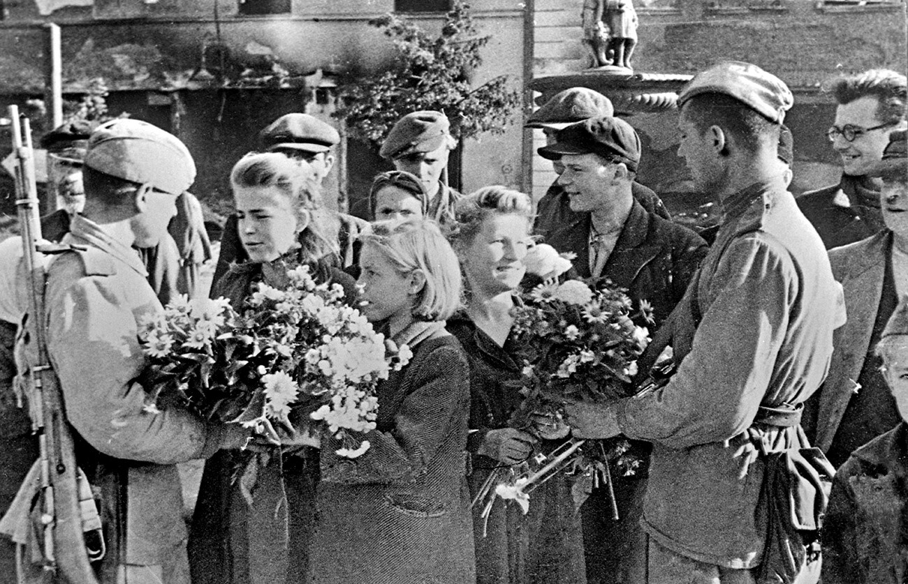 Des habitants de Prague saluent les soldats soviétiques avec des fleurs