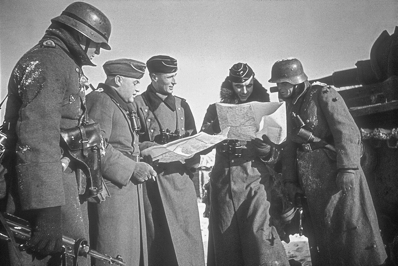 Comandanti dei carristi e dei granatieri dell’Heeresgruppe Mitte (il “Gruppo d’armate Centro” tedesco) coordinano l’attacco nel distretto di Volokolamsk, durante la Battaglia di Mosca, combattuta tra l’ottobre del 1941 e il gennaio del 1942, e vinta dai sovietici