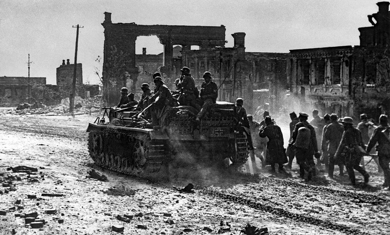 Cannoni d’assalto avanzano verso il centro della città, ottobre 1942