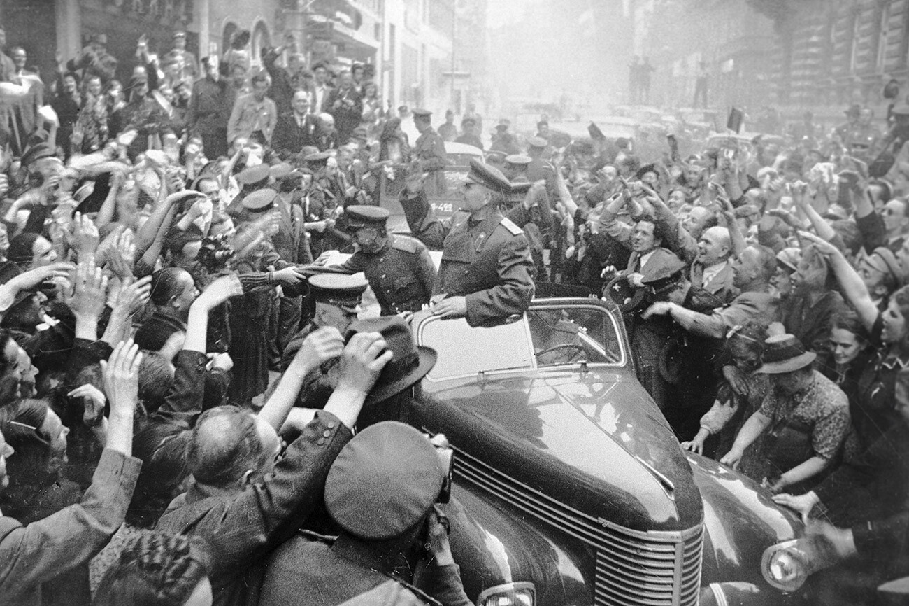 Gli abitanti di Praga salutano con gioia i soldati sovietici liberatori, guidati dal maresciallo Ivan Konev