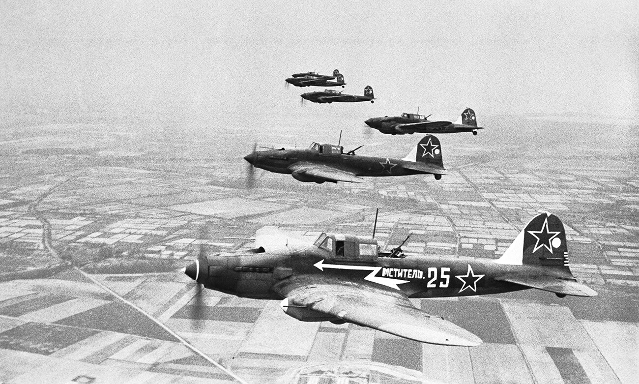 Aerei da attacco sovietici Iljushin Il-2 “Shturmovik” in azione nei cieli sopra Berlino, aprile 1945